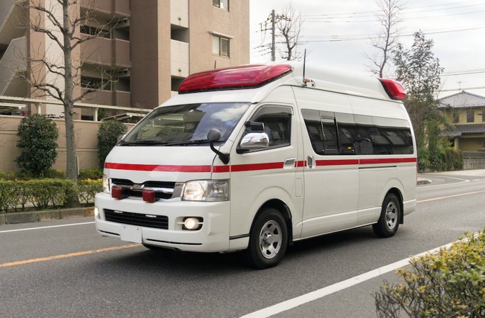 道路を走る救急車