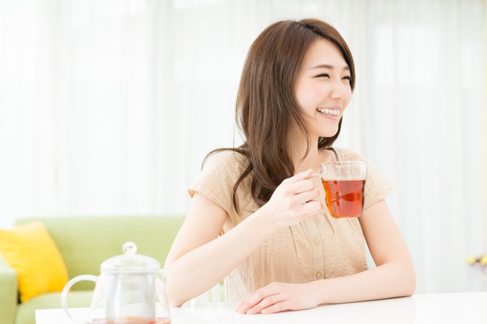 部屋でお茶を飲む女性