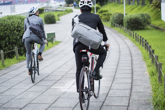 自転車で出勤するビジネスマン