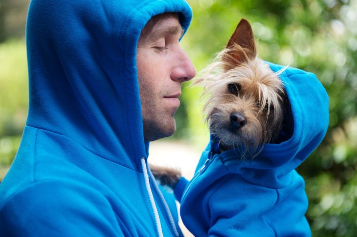 お揃いのパーカーを着る犬と男性