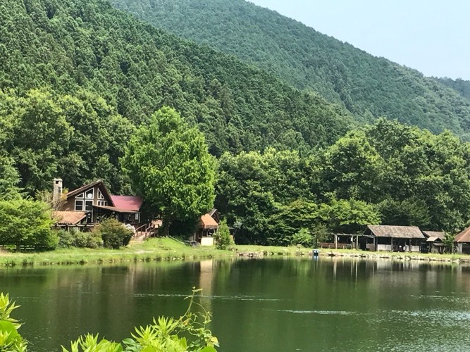 池と施設全景