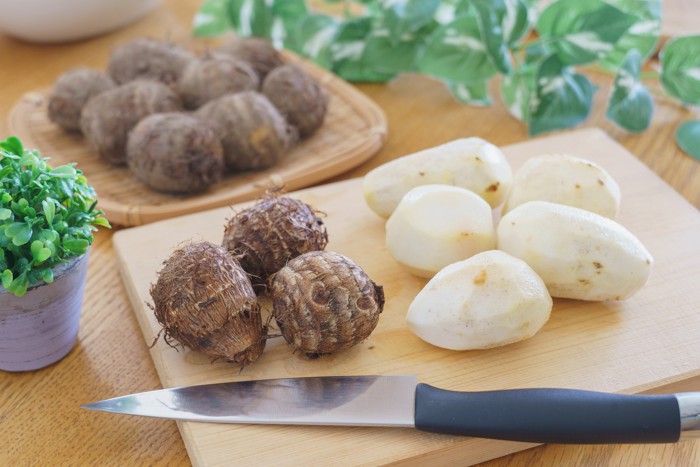 まな板の上で皮をむく下ごしらえ中の里芋