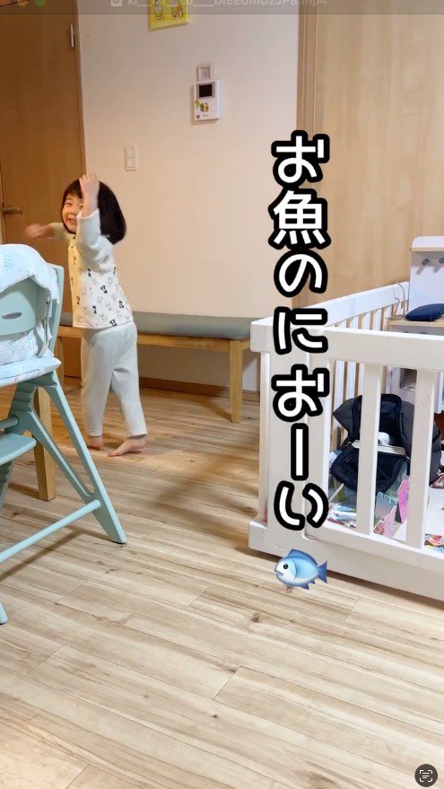 笑顔で走って行く女の子