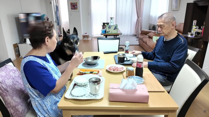 朝食を囲んでる!!