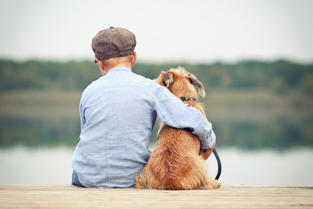 子供と犬の後ろ姿