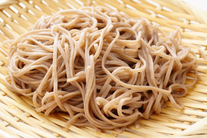 茹でてざるにのせられた蕎麦