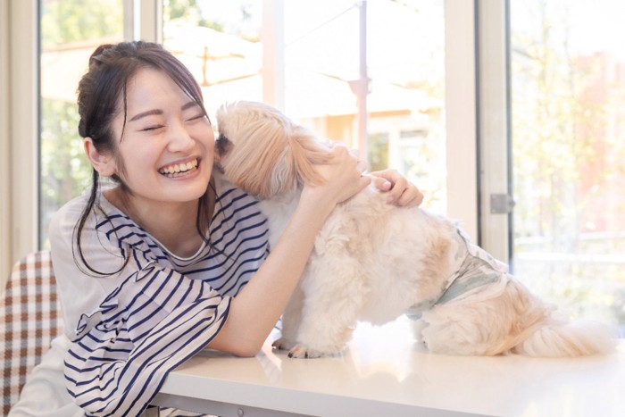 犬と遊ぶ女性