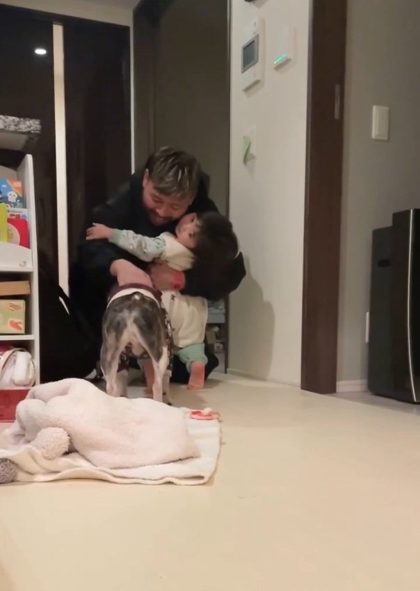 丸男くんをなでるパパ