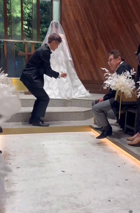 役目を終えてはける中型犬