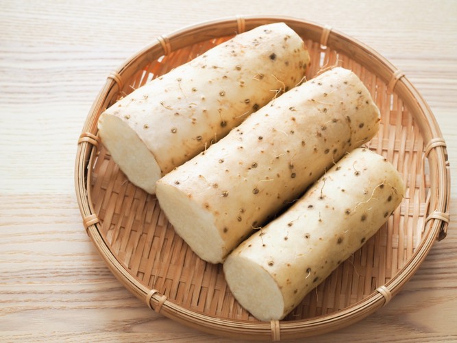 ざるの上にのせられたカット済みの長芋