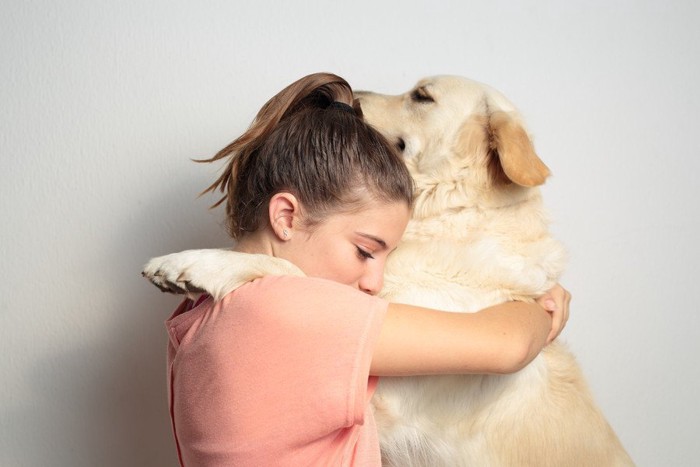 犬とハグする人