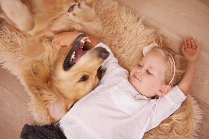 女の子と犬