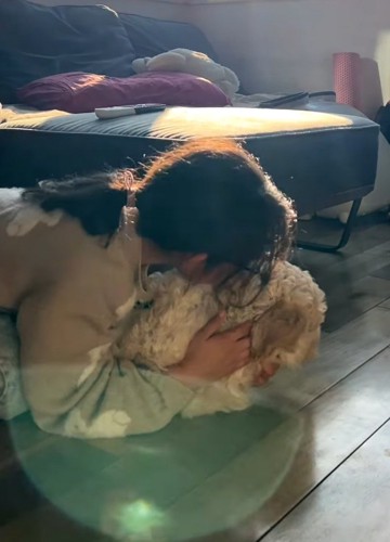 犬にキスする女の子