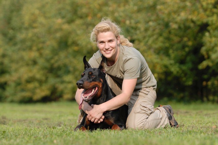 犬と女性