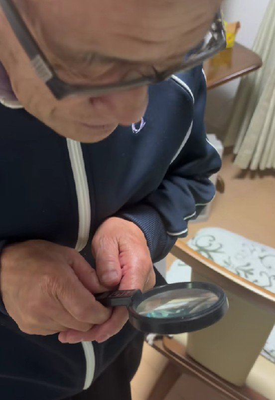 「どれどれ…」