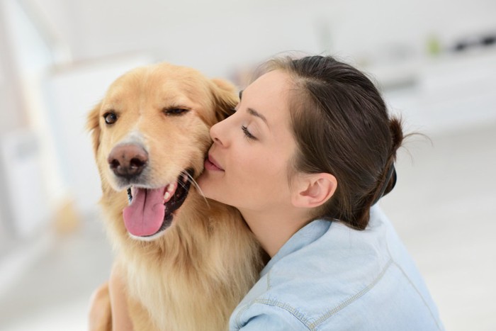 犬を抱きしめる女性