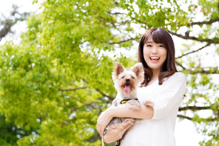 笑顔で写る女性と犬