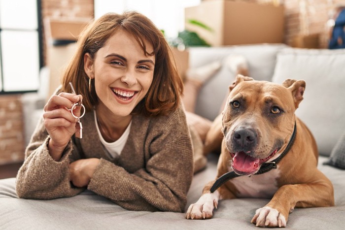 ソファにいる犬と女性