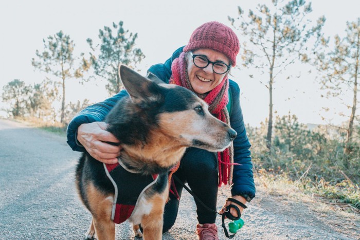 犬の散歩をする年配の女性