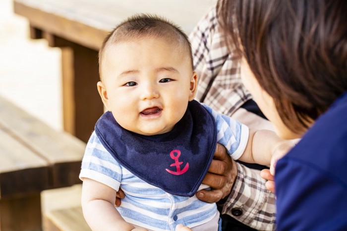 スタイを付ける赤ちゃん