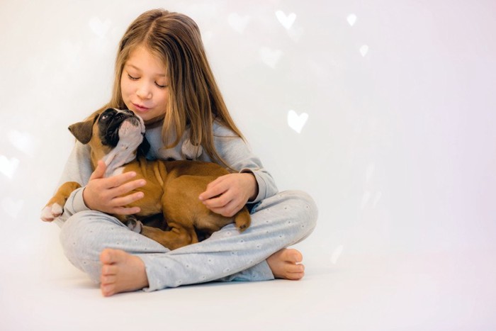 子犬を抱く女の子