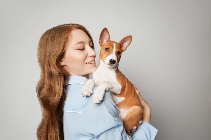 犬を抱いた女性