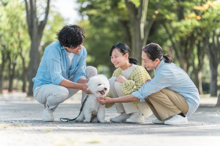 犬を飼う家族