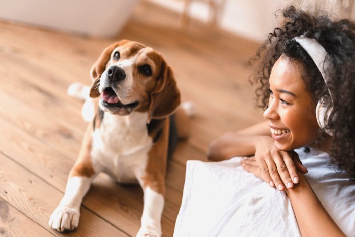 笑顔の犬と女性