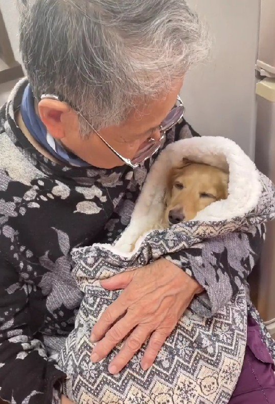 ブランケットでくるんで…
