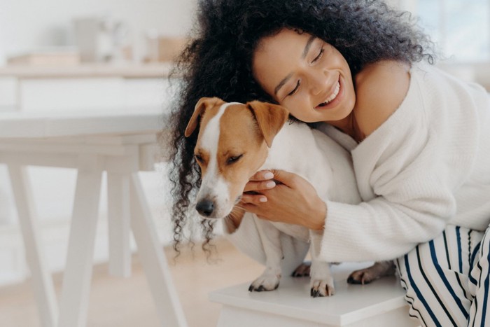 嫌そうな犬と女性