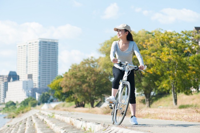 自転車に乗る女性