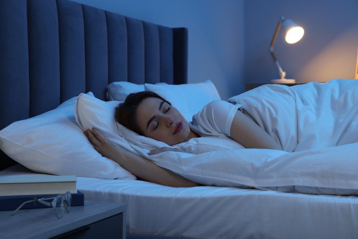 ベッドで眠る女性