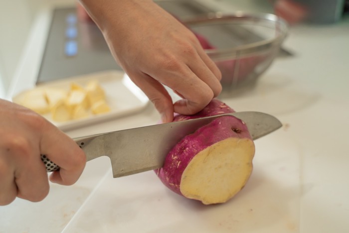 包丁でさつまいもをカットしている様子