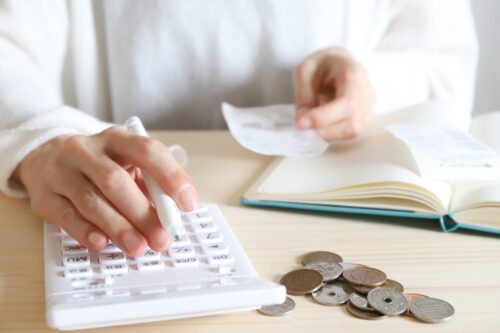 お金の計算をする女性
