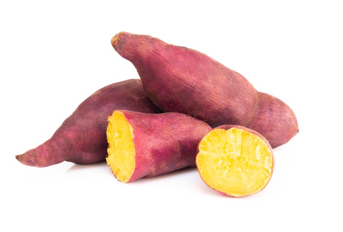 カットした断面が見えているさつまいも