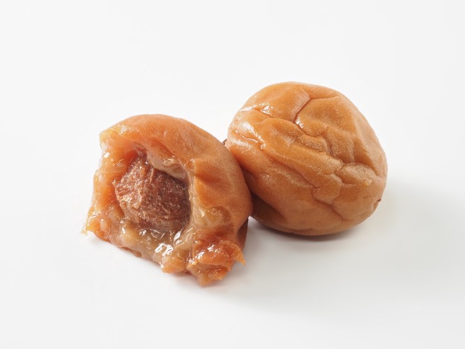 種が見えている梅干し