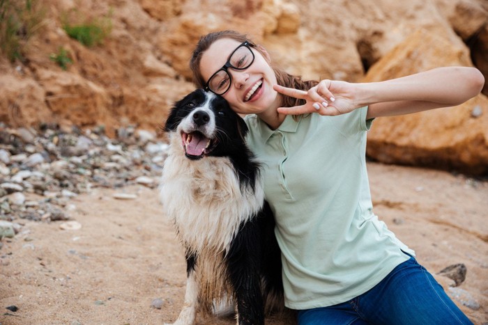 笑顔の女性と犬