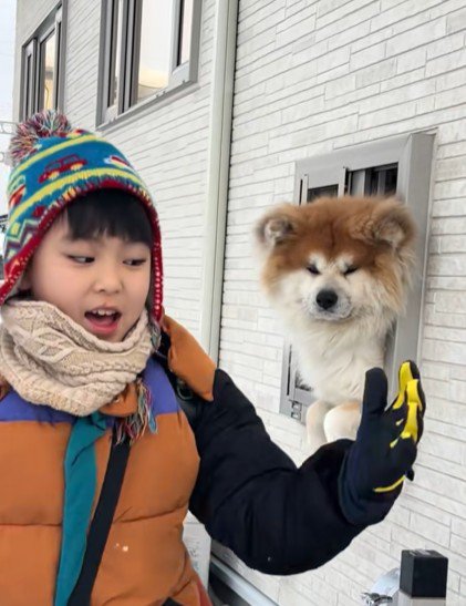 Taroちゃん用の窓かな？