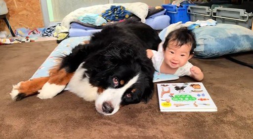 赤ちゃんの隣でゴロゴロ