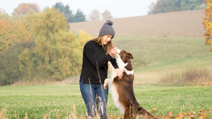 女性と立ち上がる犬