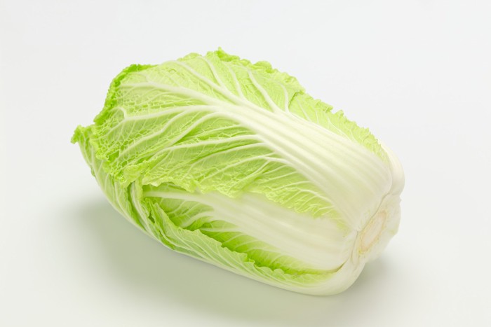 丸ごと1個の白菜が置かれている様子