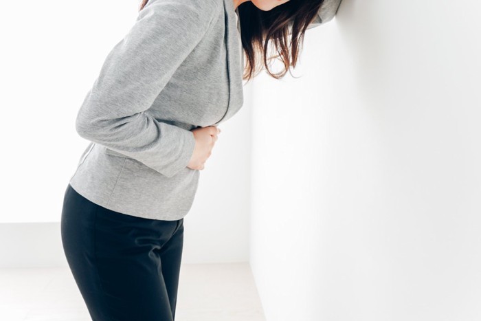 腹痛を訴える女性