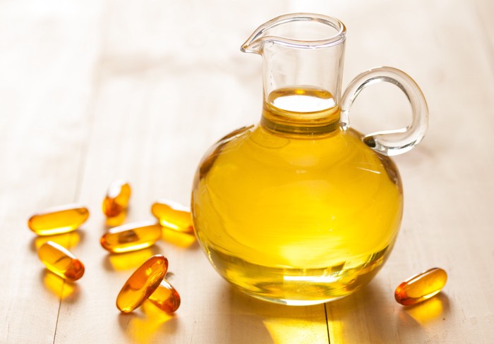 ボトルとカプセルに入った魚の油