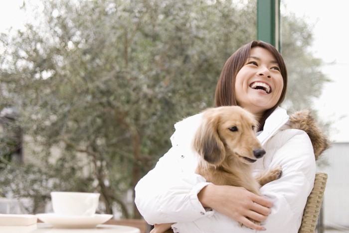 女性と犬