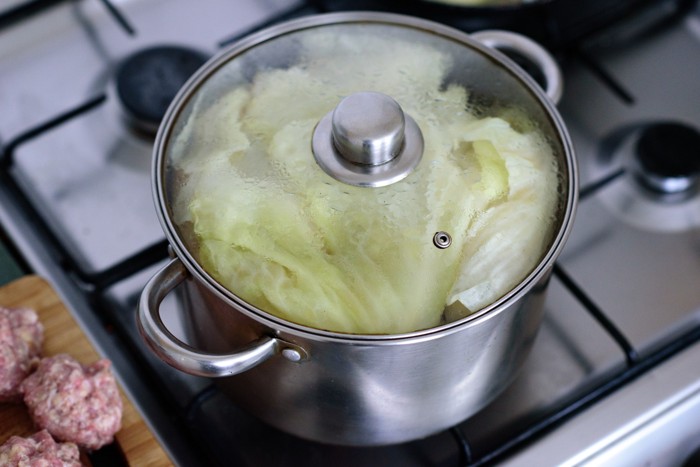 キャベツを鍋で茹でている様子