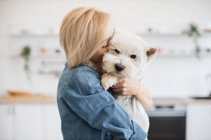 愛犬を抱きしめる女性