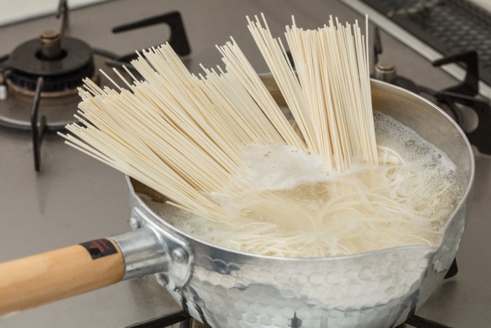 そうめんを茹でる鍋