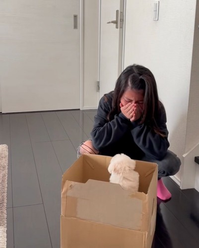 嬉し泣きする女の子