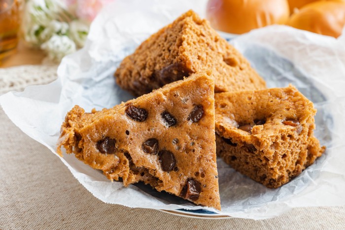 レーズン入りの黒糖蒸しパン