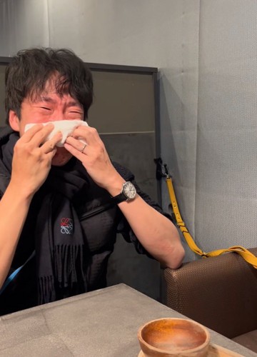 号泣する男性